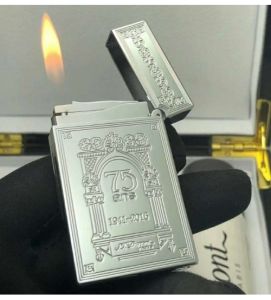 Hộp Quẹt Bật Lửa D.. upont Gas Đá Bản Giới Hạn Kỷ Niệm 75 Năm D209B Họa Tiết Khắc Chìm Cách Điệu Hoa Văn Hoàng Gia Cao Cấp (KHÔNG CHỨA XĂNG GAS)