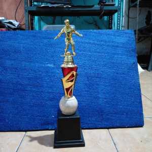 Piala Lomba Juara 1 2 3 4 (MENGGIRING BOLA BODY MERAH MARMER+RASER) "costum" FREE STICKER (BOLEH satuan)TERMASUK SETICKER DAN FREE DESIGN