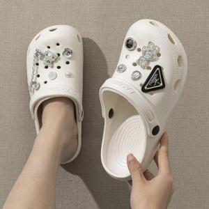 รองเท้าแตะป้องกันการลื่น หัวโตหนานุ่ม ดีไซน์น่ารักมีเพชรและไข่มุก พร้อมเข็มกลัด ใช้ทะเลหน้าร้อน สำหรับคู่รัก/ชายหญิง พื้นหนาปกคลุมเท้า