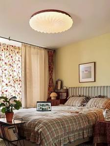 SXH Retro bedroom lamp cream-colored round made of solid black walnut wood full-spectrum eye-friendly ceiling-mounted lighting fixture Zhongshan