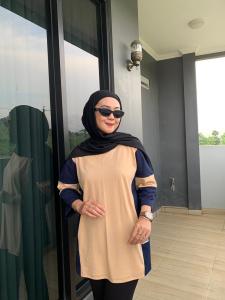 Azzura Pashion Kaos Oversize Polos Warna Navy & Beige