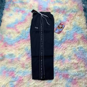 กางเกงผ้าร่มมีซับในเป็นตาข่าย แต่งซิปข้างมีกระเป๋า 2 ข้าง กางเกงขายาวผ้าร่มเนื้อดี