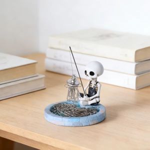 PHANT ic Skeleton Fishing Paper Clip Holder Creative Design Pool-shaped base Fishing Ornament Collectible Piece Fishing Skeleton Skeleton Fisher Sculpture Halloween Decoration