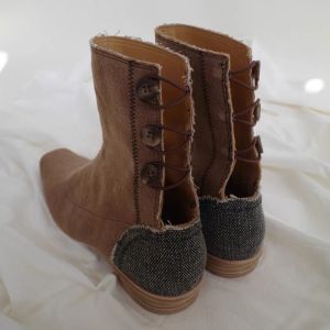 รุ่นหนังแกะ ~ รองเท้าบูทดีไซน์เฉพาะกลุ่มสไตล์จีนย้อนยุคใหม่รองเท้าบูทสั้นกระดุมกลวงหางรองเท้าบูทมาร์ตินส้นหนาสำหรับผู้หญิง