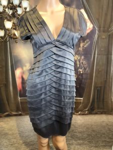 ชุดแซกสีเทารหัสAA245 ขนาดอก 32-34 ผ้าเล่นลาย จากการตัดเย็บ งานปลดไม้แขวน ลดจุกๆไปเลยจ้า