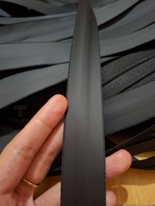 daun resleting zipper water proof anti air no 3 PU tebal kualitas premium. per satu meter (belum termasuk kepala )