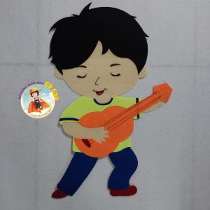 HÌNH RỜI BÉ TRAI ĐÁNH ĐÀN- GÓC ÂM NHẠC TRANG TRÍ MẦM NON(50CM)