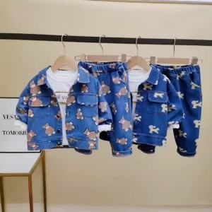 เสื้อแจ็กเก็ตยีนแขนยาว พิมพ์ลายการ์ตูนหมีน่ารัก และกางเกงยีนขาสามส่วน สไตล์เกาหลี สําหรับเด็กผู้ชาย และเด็กผู้หญิง [ไซซ์ 80-120 ซม.]♢X1105