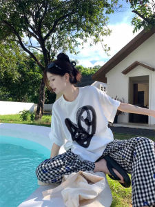 T-Shirt Wanita Lengan Pendek Putih Ukuran Besar  Desain Korea Longgar Slim Fit  Katun Premium Tipis Bernapas 2025  Baju Kasual Gaya Minimalis dengan Motif Eksklusif  Manis dan keren  Modis  Serbaguna  Nyaman  Rasa mewah dan premium  Kerah bulat  Tops