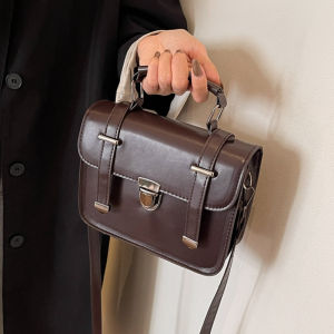 Lishops ใหม่ กระเป๋าแฟชั่นคุณผู้หญิง ดีไซน์น่ารักมากทรงสายคาดหรือจะสะพายข้างก็ได้ ดีเทลสวยทรงเหมือนกระเป๋านักเรียนมีที่ถือด้วยนะ พร้อมส่ง 3 สี จัดกันได้เลย