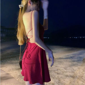Đầm hai dây mới dành cho người nhỏ nhắn ôm eo phong cách Pháp váy hai dây thiết kế hở lưng sang trọng gợi cảm