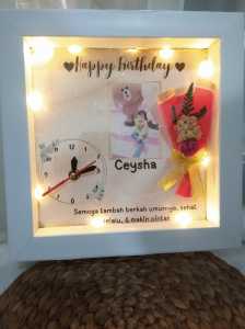 SEHARI JADI Frame 3D Premium Paling Jumbo LAMPU LED+JAM nyala/Pigura/Bingkai/35x25cm/Figura/Buket foto/Flower in frame 3D/Buket bunga/Frame gift/Frame custom murah/Bingkai foto A4/Terlaris & termurah/Frame WeddingTunanganWisudaHajatanUltahAnniversary
