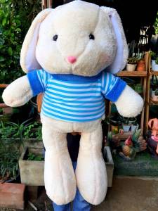 กระต่าย กระต่ายน้อยใส่เสื้อ ขนาด25นิ้ว ผ้านุ่มนิ่มน่ารักสวยมากๆ มีเสื้อ4สี สินค้าผลิตในไทย ไม่ต้องรอ