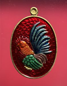 *กล่องใส่มีรอยร้าวเล็กน้อย* หลวงปู่บุญ วัดปอแดง เหรียญไก่รุ่นแรก รุ่น "มหาลาภ” เลข 83 เนื้อทองฝาบาตรลงยาแดง ปี2558 พระเครื่อง แท้ เมตามหานิยม ยอดนิยม บูชา โชคดี พระเหรียญ เครื่องราง Amulet Thailand