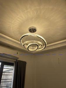 Đèn thả trầnđèn chùm trang trí 3 vòng bản pha-lê dày 3 chế độ sáng hàng loại I cho không gian phòng khách sang trọng