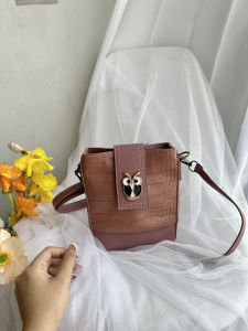 NEW ( BISA COD ) Tas Selempang Wanita Bahan Kulit PU Premium - Tas Slingbag Wanita VIral Terbaru Kekinian Bahan Lembut Terdapat Satu Ruang Luas Dan FREE GANTUNGAN