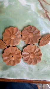 ดอกไม้แกะลาย ใบไม้ ไม้สัก จัดเป็นชุด ความหนา 6มิล ขนาดดอก 1.5นิ้ว และ 2นิ้ว