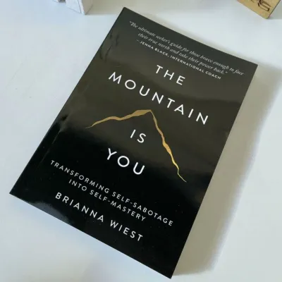 THE Mountain Is You：Transforming Self-Sabotage Into Self-Mastery Brand new book Sealed