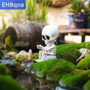 [COD] EHBqna SPORTS รูปปั้นโครงกระดูกตกปลาตกแต่งวันฮาโลวีนรูปปั้นรูปหัวกะโหลกนั่งน่ารักรูปปั้นเรซินสำหรับสวนกลางแจ้ง
