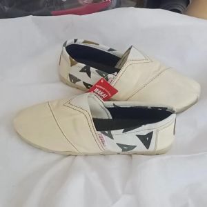 Sepatu Slip-On Pria & Wanita: Desain Modern & Nyaman