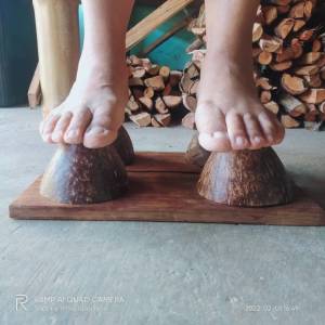 กะลานวดฝ่าเท้า 1 คู่ A pair of Coconut Seed for Foot massage สินค้าชมรมผู้สูงอายุ
