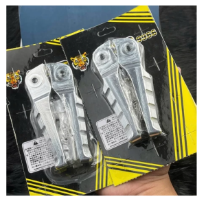 Gác chân sau nhôm CNC nguyên khối dày phụ kiện xe máy HT gắn cho dòng xe Yamaha và Honda ( tặng kèm chốt xỏ và lông đền đỏ )
