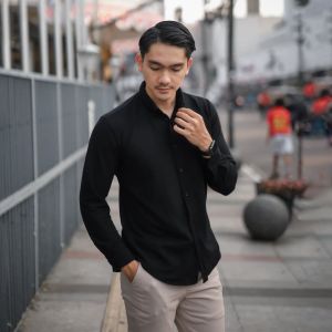 KEMEJA PRIA HITAM LENGAN TANGAN PANJANG PENDEK COWOK POLOS TERBARU KEKINIAN 2024 PUPLIN SLIMFIT CASUAL FORMAL DISTRO PREMIUM CARDINAL KOMBINASI KERAH V TERLARIS TERMURAH