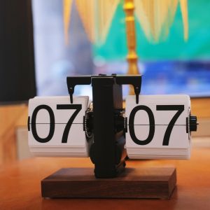Retro Single-Leg Art Desk Clock Creative Flip Clock for Living Room