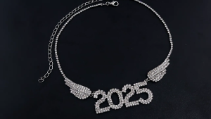 สร้อยคอปีกนางฟ้า2025ที่สง่างามโดยใช้วัสดุอัลลอยที่แข็งแรงเครื่องประดับสำหรับตู้เสื้อผ้าของผู้หญิงทันสมัย