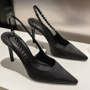 IELGY รองเท้าส้นสูงหัวแหลมพลอยเทียมเงินกริชผู้หญิงคนดังสลิงหลัง