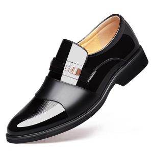 รุ่นใหม่ พร้อมส่ง รองเท้าหนังผู้ชาย รองเท้าทำงานชาย รองเท้าหนังเคลือบเงา รองเท้านักธุรกิจ เพิ่มความมั่นใจ