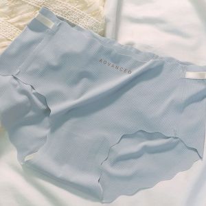 🫰🏻 Sweetie Store 🫰🏻 [ READY STOCK ] Women Ice Silk Seamless Underwear Mid-Waist Thin Sweet Girl Peach Butt Quick-Drying Butt Lifting Briefs