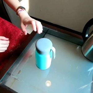 TUMBLER / BOTOL MINUM SIMPLE LIFE MINI 380 ml  Botol Minum Mini ini dapat digunakan untuk menikmati secangkir kecil teh dengan cara berbeda dengan pegangan silikon sehingga mudah dibawa berpergian kemana saja. Pegangan yang nyaman body cup yang ringan