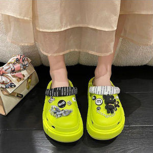 QXshop กำลังนิยม รองเท้าแตะหัวโตแฟชั่นแบบสวม รุ่นนี้ปังมากใส่แล้วไม่อับชื้น มีรูระบายอากาศ ใส่แล้วมั่นใจ ทำความสะอาดง่าย สีสันสดใส แถมฟรีตัวติดการ์ตูนสุดฮิต แมทช์ได้ทุกชุด ห้ามพลาด