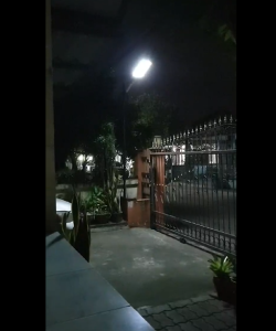 โคมไฟถนนโซล่าเซลล์ SOLAR LIGHT 800W 1200W 1500W 1400W 1800W 2200W แสงสีขาว โคมไฟสปอร์ตไลท์ รุ่นใหม่พลังงานแสงอาทิตย์ มีรีโมทและขาติดผนัง ไฟสว่างถึงเช้า