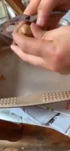 Dụng Cụ Kẹp Càng Cua Càng Ghẹ Và Các Hạt Khô Đồ Dùng Nhà Bếp Tiện Dụng.
