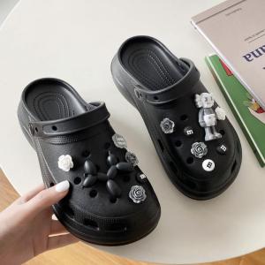 QLshop ขายดี❤️‍🔥รองเท้าแตะแบบสวม รองเท้าแฟชั่นหัวโต มาพร้อมตัวติดการ์ตูนเก๋ไก๋คุมโทนขาวดำ🎳น่ารักจุงเบย