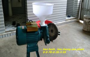 Máy xay bột ngô .lúa  sắn làm thức  ăn cho vật nuôi ăn