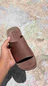 Sandal Pria Pol Kulit Zurru: Desain Kasual & Cocok untuk Acara Santai