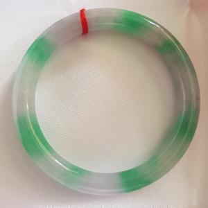 Vòng Cẩm Thạch tự nhiên mới TR LÝ Sao IC 49mm x cọng 7mm màu trắng xanh lý đều bóng đẹp nữ tay nhỏ 40kg - 49kg đeo rẻ đẹp có 980k ạ