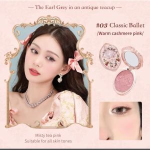 Phấn má hồng Flower Knows Midsummer Nights Cashmere Embossed Blush - 5g. Bột phấn mịn giúp tôn lên làn da và vẻ đẹp rạng rỡ cho khuôn mặt. Trang điểm mặt.