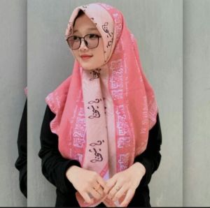KERUDUNG VOAL MOTIF ARAB YAA SYAIKHONA WARNA PINK / KERUDUNG SEGIEMPAT VOAL MOTIF YAA SYAIKHONA