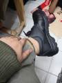 sepatu safety. 