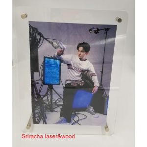 ป้ายตั้งโต๊ะ ป้ายอะคริลิค A4 A5 A6 แนวตั้งฉากและเอียง ฐานไม้สนนิวซีแลนด์ ป้ายเมนูตั้งโต๊ะ ป้ายอะคริลิคตั้งโต๊ะ