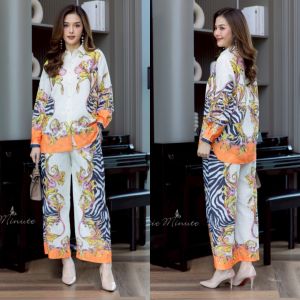 ชุดเซ็ทเสื้อ+กางเกงลินินแท้เกรดพรีเมี่ยม ชุดมาพร้อมลวดลายสวย พิมพ์คมชัด โดดเด่นด้วยกระดุมมุก กางเกงมีกระเป๋า ชุดนี้สวยเก๋ มีคลาสมากค่ะ