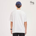 Gentle Styles เสื้อยืดคอกลม พิมพ์ลายกราฟฟิค Weekend ทรง Oversized ผลิตจากผ้าฝ้าย เนื้อผ้าคงรูปกำลังดี ให้ผิวสัมผัสเนียนนุ่ม (Summer 2024 – Extended). 