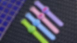 Vòng tay AirTag Trẻ em Dây đeo cổ tay Air Tag cho Apple AirTags Giá đỡ thẻ trẻ em Dây đeo đồng hồ có thể điều chỉnh cho trẻ mới biết đi Vỏ ẩn chống mất Silicone thân thiện với trẻ em cho bé gái (Hồng Vàng)