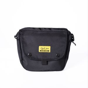Tas Selempang Casual QXZ94 Hitam Elegan Tas Travel Wanita Pria Hitam Original Terbaru 100% Authentic