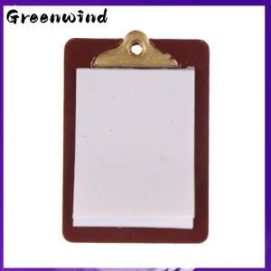 【Greenwind】 คลิปบอร์ดโลหะผสมอุปกรณ์เสริมสำหรับบ้านตุ๊กตาขนาดเล็กพร้อมกระดาษจริงที่แนบมา