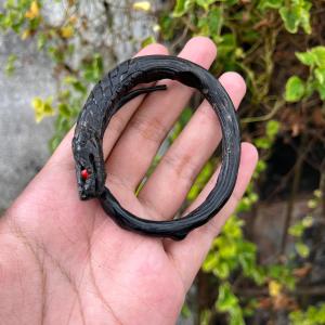 Gelang Pria Akar Bahar Hitam Ukir Ular Premium